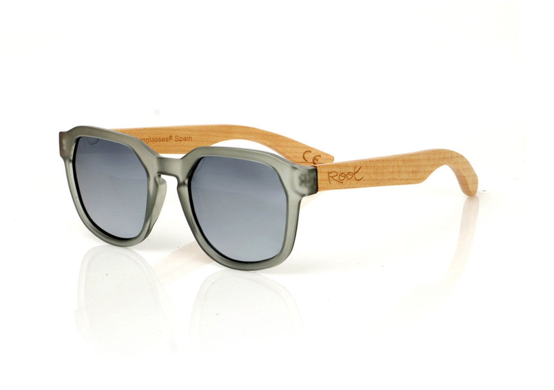 Wood eyewear of Maple modelo MOON GREY. MOON GRAY glasses with transparent matte gray PC hexagonal frame and maple wood temples. Ideal for adding a unique touch to your style, these glasses fuse modernity with the natural charm of wood. They are super comfortable and perfect to protect you from the sun with a lot of style. Designed for women who love to combine trends and have a commitment to the environment. Try them and give your look an extra touch of originality. Front measurement: 148x50mm. Caliber: 53 | Root Sunglasses® 